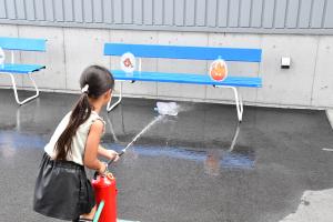 水消化器体験をする女の子