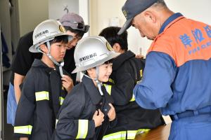防火衣を着てヘルメットを被った男の子たち