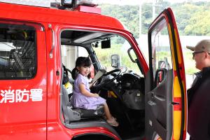 消防車の運転席に乗る女の子