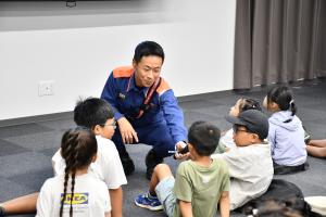 司会の消防隊員にマイクを向けられてクイズに答える男の子