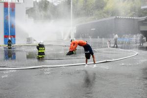 バク転をする消防隊員