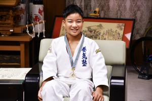 笑顔で市長と話す野口陸さん