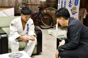 メダルを見ながら話す野口陸さんと市長