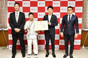 集合写真（左から野口さんのお父さん、野口さん、市長、柔道の先生）
