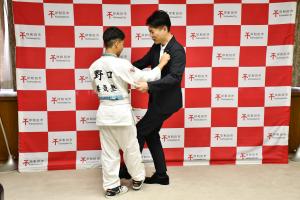 市長に小外刈りをかける野口さん