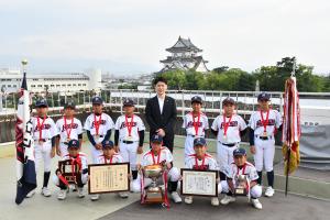 岸和田城を背景に集合写真