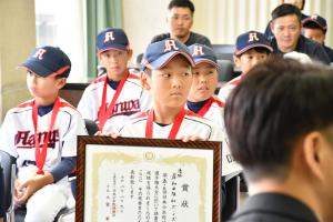 賞状を持った選手