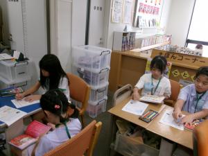 おすすめ本の紹介を書いている様子