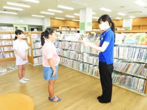 1日図書館員任命式の様子