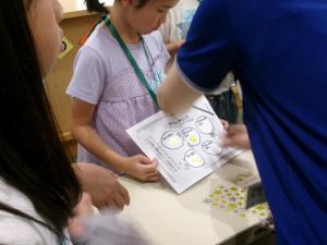 体験したお仕事のチェック表にシールを貼る様子