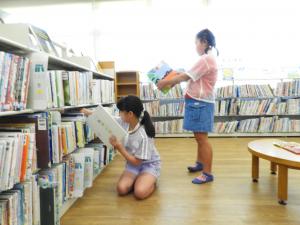 返却された本を本棚に戻している様子
