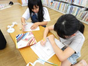 おすすめ本の紹介を書いている様子