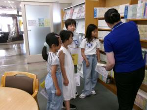 図書館の案内を受けている様子