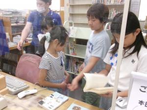返却された本の状態を確認する様子