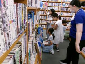 返却された本を本棚に戻している様子