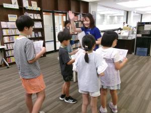 図書館の案内を受けている様子