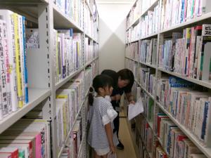 予約の本を本棚から探している様子