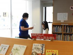 1日図書館員任命式の様子