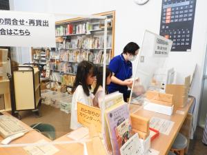 カウンターで説明を受ける様子