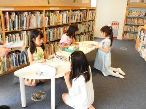 おすすめ本の紹介を書いている様子