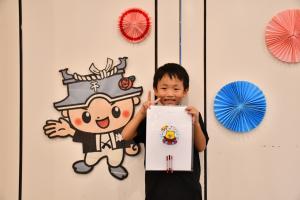 作品を持った男の子