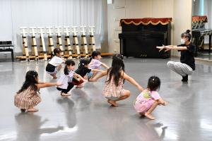 ダンスを教わる女の子たち