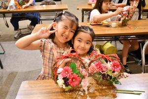 完成したフラワーアートと姉妹