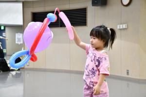 バルーンで作った魚をつる女の子