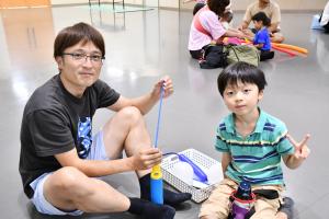 バルーンアートをする親子