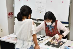 習字を教わっている様子