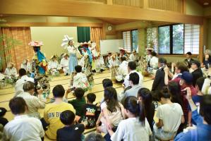 葛城上地区公民館の和室での葛城踊りの様子