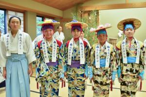 踊りが終わり、ホッとした様子の子どもたち