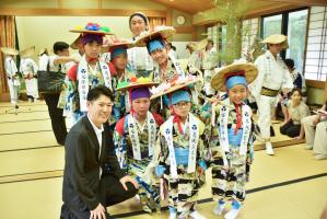 市長と記念撮影をする子どもたち