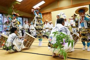 大山踊りを踊る男の子たち
