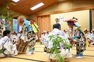 大山踊りを踊る男の子たち