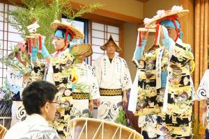 大山踊りを踊る男の子たち