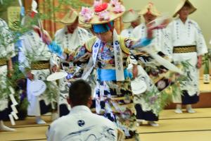 大山踊りを踊る男の子
