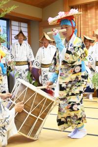 大山踊りを踊る男の子たち