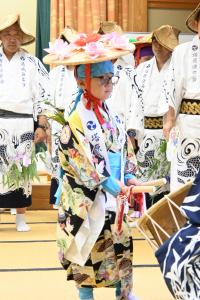 大山踊りを踊る男の子
