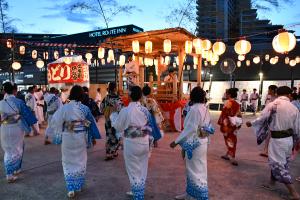 浴衣を着て踊る女性たち
