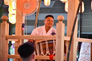 太鼓をたたく青年団団長