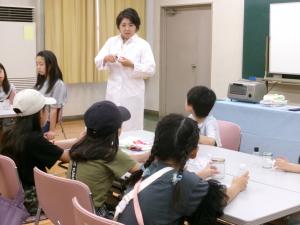 先生が子どもたちにお話ししている様子
