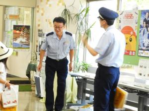 ポスター展を見る来館者の様子