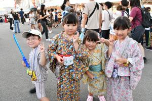 浴衣を着た４人の子ども