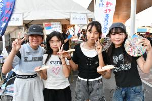 たまごせんべいを持った４人の女の子