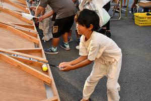 ピンボールで遊ぶ男の子