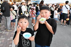 かき氷を食べている男の子