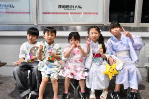 浴衣を着た５人の子どもたち