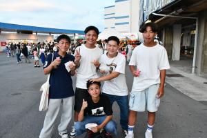 アイスを食べている５人の男の子