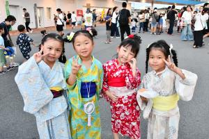 浴衣を着た４人女の子